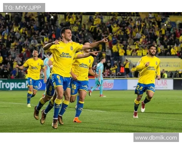 兰斯与斯特拉斯的激烈对决揭示足球战术与团队合作的精彩瞬间